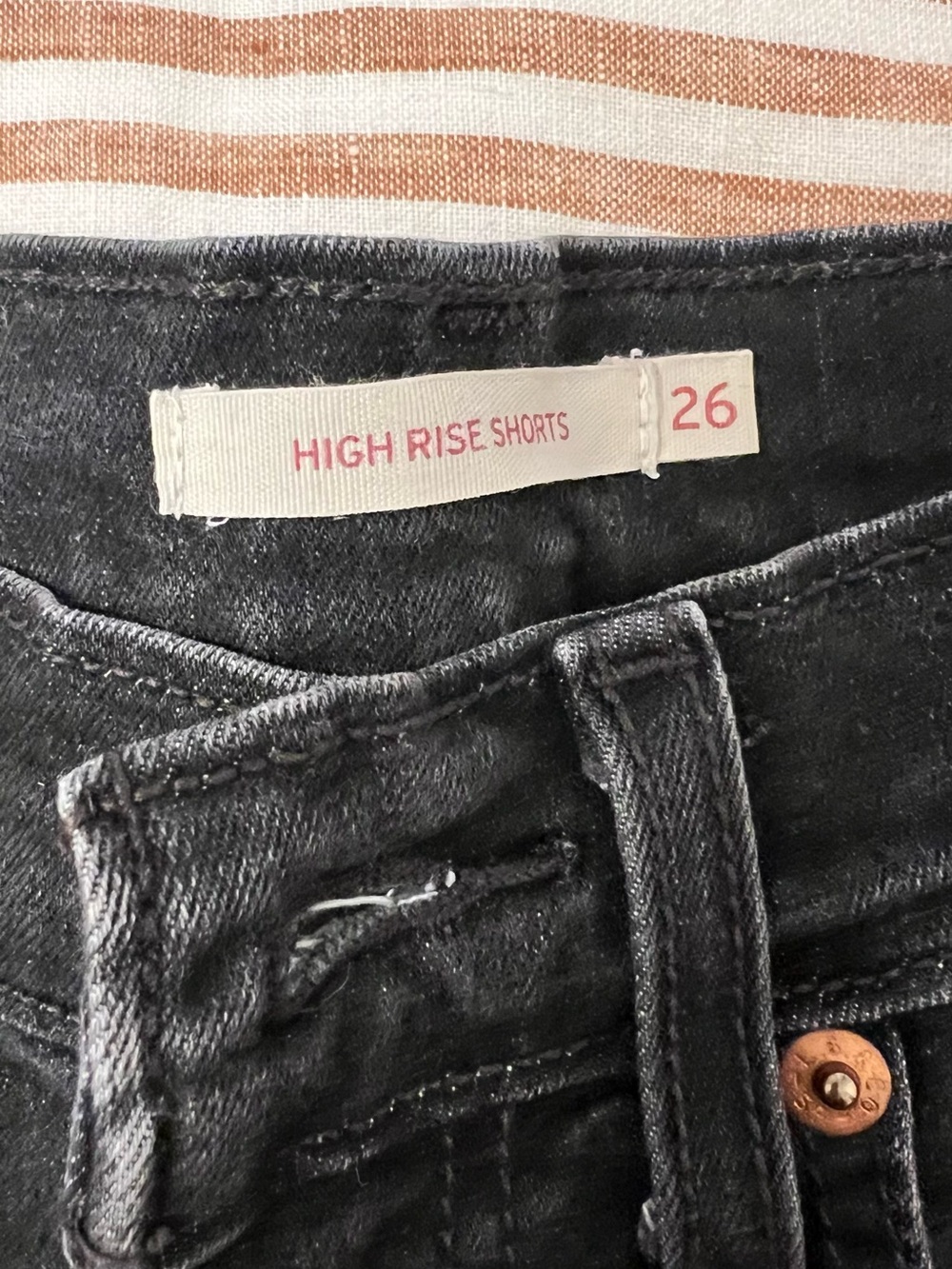 LEVI’S Black High-Rise Denim Shorts 26 - Picture 3 of 5